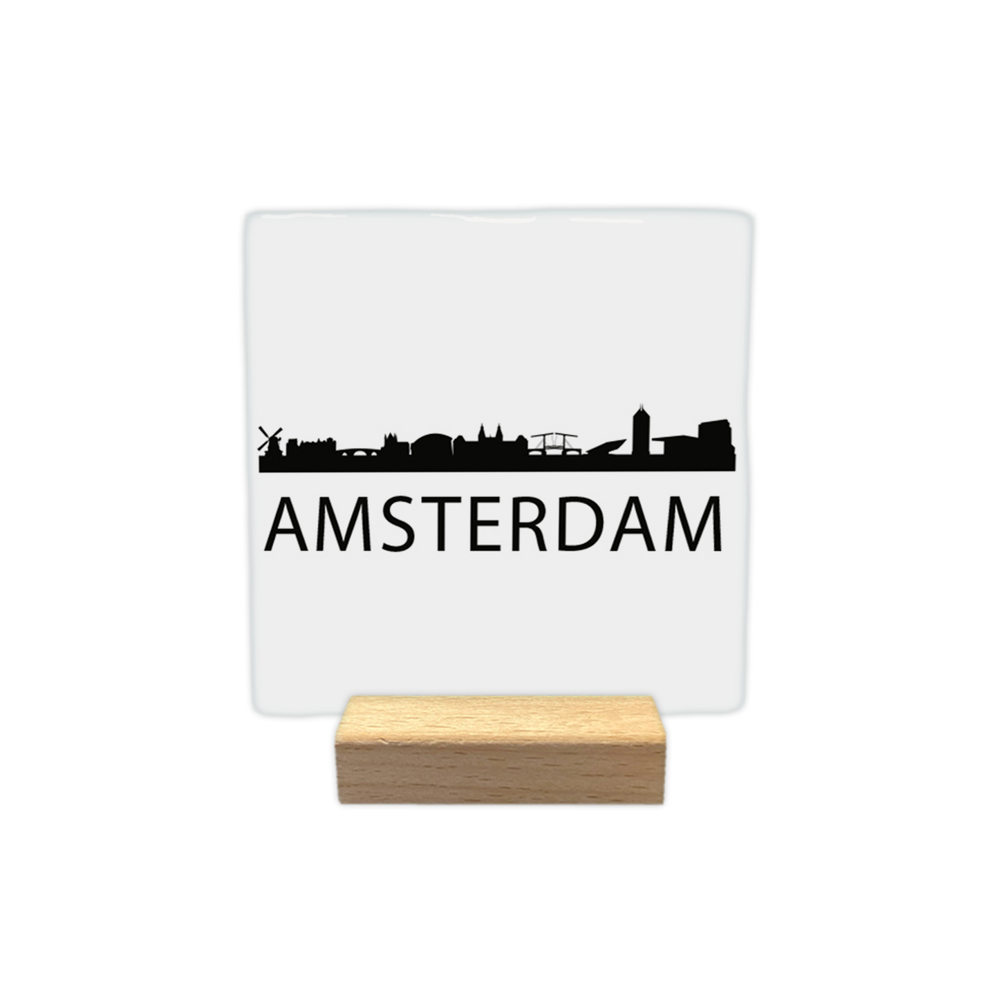 Amsterdam skyline - Decoratie tegel - Formaat: - Op deze decoratie tegel staat een zwarte skyline van de stad Amsterdam afgebeeld tegen een witte achtergrond. Onder de silhouetten van diverse bekende gebouwen en een molen staat in zwarte letters de naam Amsterdam. Het ontwerp is minimalistisch uitgevoerd in alleen zwart en wit. - Snelwenskaart