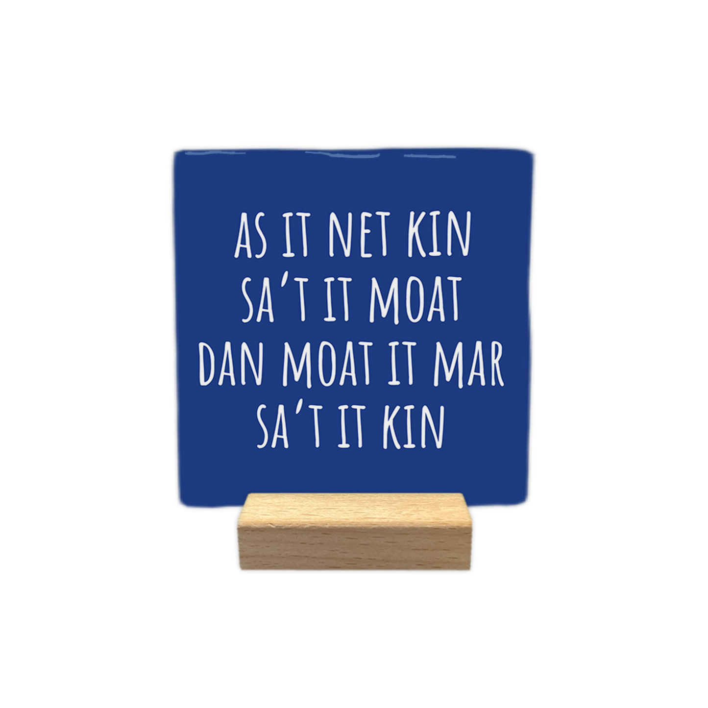 As it net kin sa 't it moat - Decoratie tegel - Formaat: - Op deze decoratie tegel staat de tekst "as it net kin sa't it moat dan moat it mar sa't it kin" in witte letters centraal afgebeeld. De achtergrond van de tegel is blauw van kleur. - Snelwenskaart
