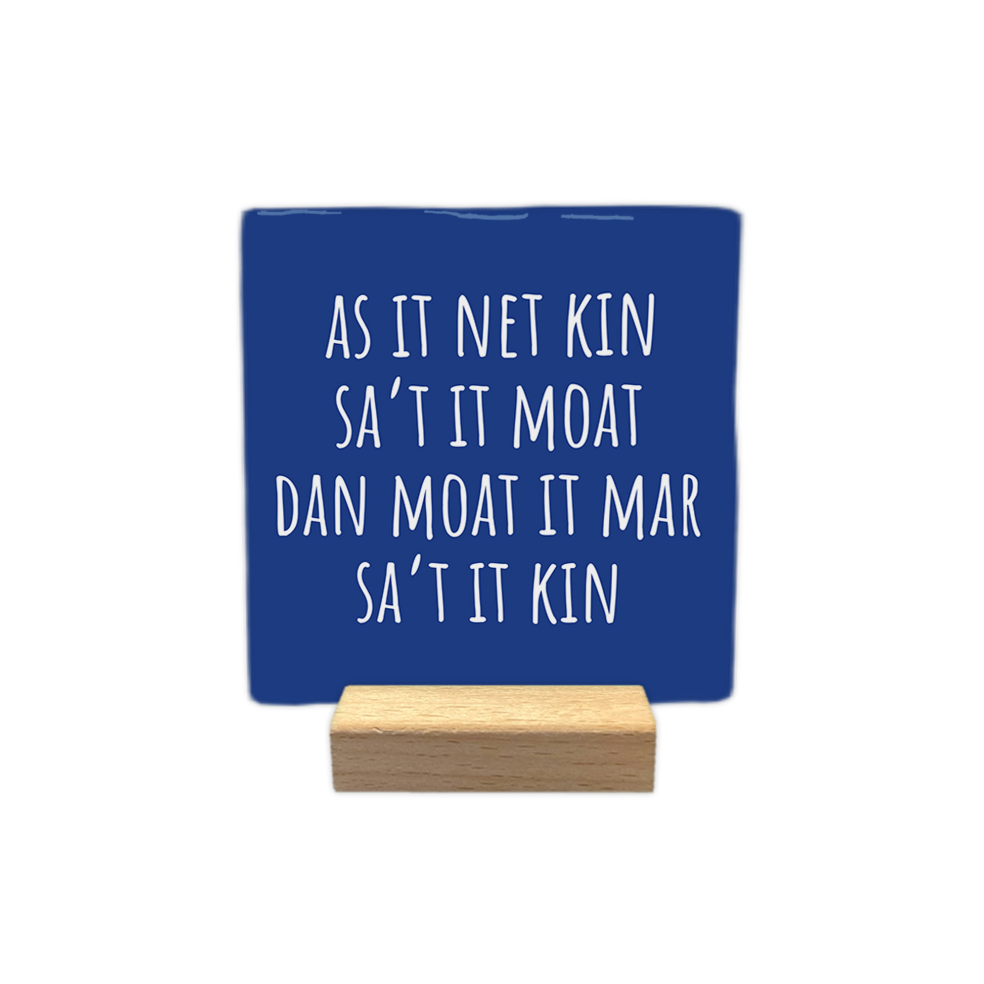 As it net kin sa 't it moat - Decoratie tegel - Formaat: - Op deze decoratie tegel staat de tekst "as it net kin sa't it moat dan moat it mar sa't it kin" in witte letters centraal afgebeeld. De achtergrond van de tegel is blauw van kleur. - Snelwenskaart