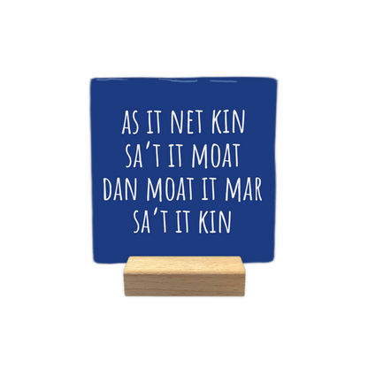 As it net kin sa 't it moat - Decoratie tegel - Formaat: - Op deze decoratie tegel staat de tekst "as it net kin sa't it moat dan moat it mar sa't it kin" in witte letters centraal afgebeeld. De achtergrond van de tegel is blauw van kleur. - Snelwenskaart