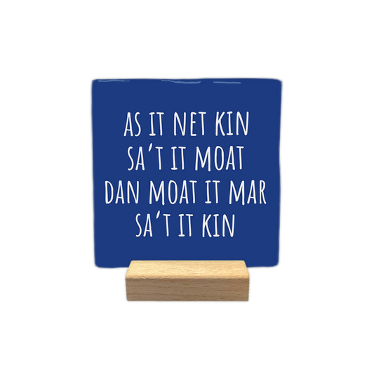 As it net kin sa 't it moat - Decoratie tegel - Formaat: - Op deze decoratie tegel staat de tekst "as it net kin sa't it moat dan moat it mar sa't it kin" in witte letters centraal afgebeeld. De achtergrond van de tegel is blauw van kleur. - Snelwenskaart