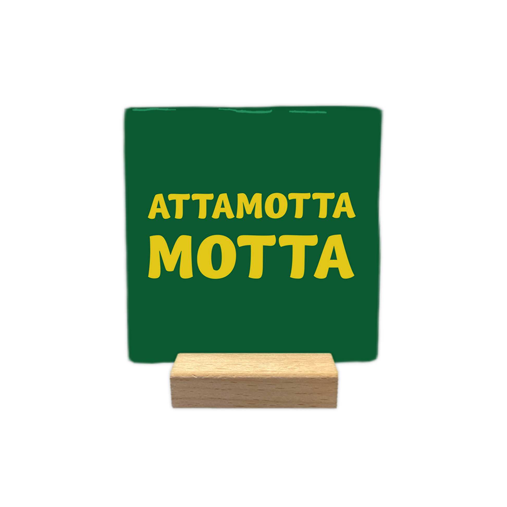 Attamotta motta - Decoratie tegel - Formaat: - Op deze decoratie tegel staat de tekst "attamotta motta" in gele letters centraal afgebeeld. De achtergrond van de tegel is donkergroen van kleur. - Snelwenskaart