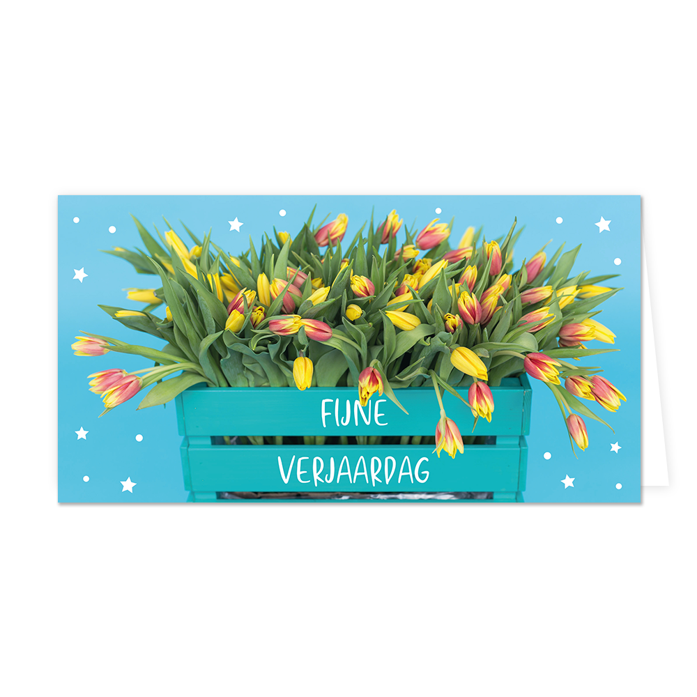 Fijne verjaardag - Formaat: Groot - Vorm: Liggend - Verjaardagskaart - Op deze wenskaart staat een blauwe krat met daarop de tekst: "Fijne verjaardag". In de krat liggen geel/rode tulpen. - Snelwenskaart