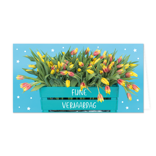 Fijne verjaardag - Formaat: Groot - Vorm: Liggend - Verjaardagskaart - Op deze wenskaart staat een blauwe krat met daarop de tekst: "Fijne verjaardag". In de krat liggen geel/rode tulpen. - Snelwenskaart
