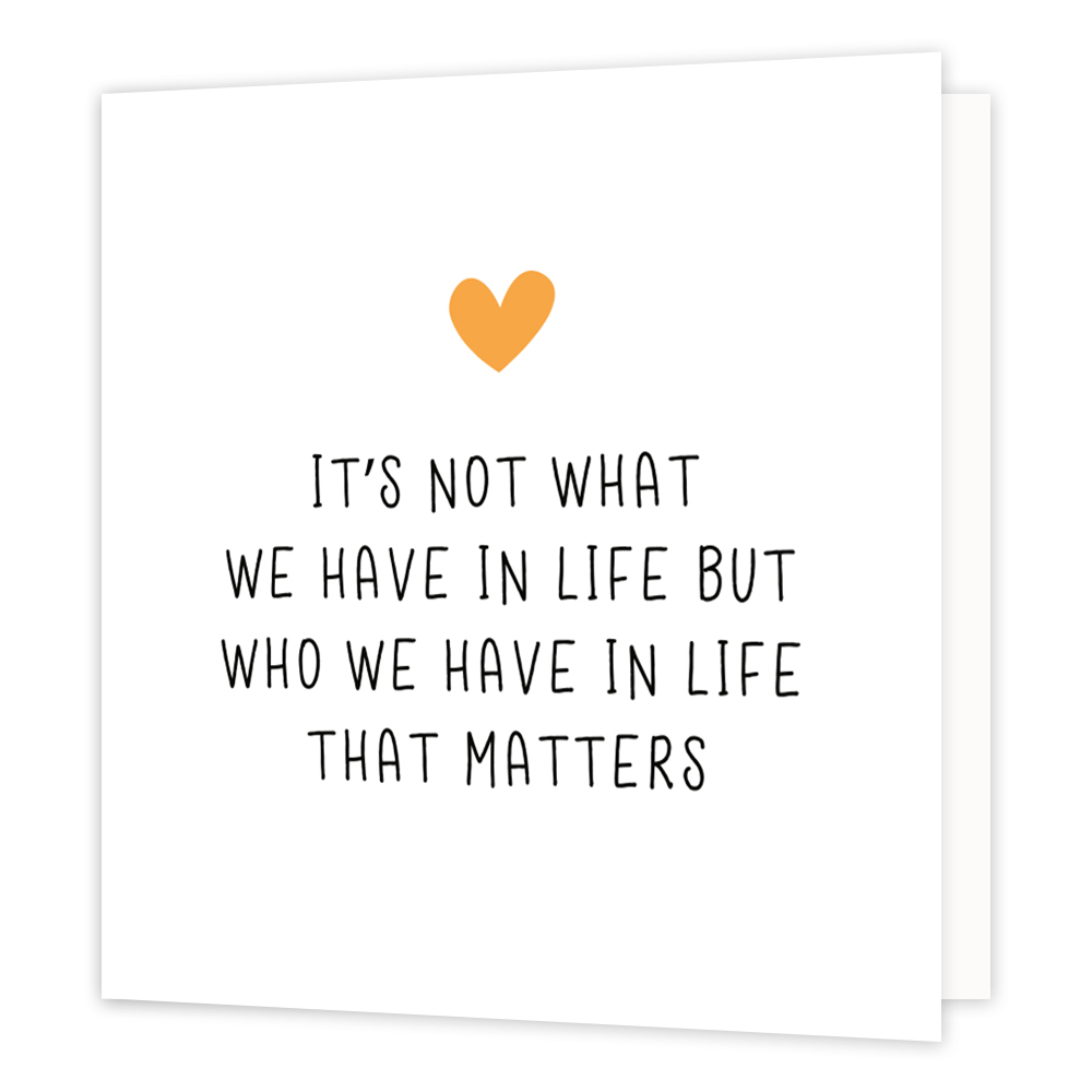 Mini bloemenkaartje - It's not what we have in life - Formaat: Klein - Vorm: Vierkant - Vriendschapskaart - Op deze wenskaart staat een oranje hartje met daaronder de tekst: "It's not what we have in live but who we have in life that matters". - Snelwenskaart