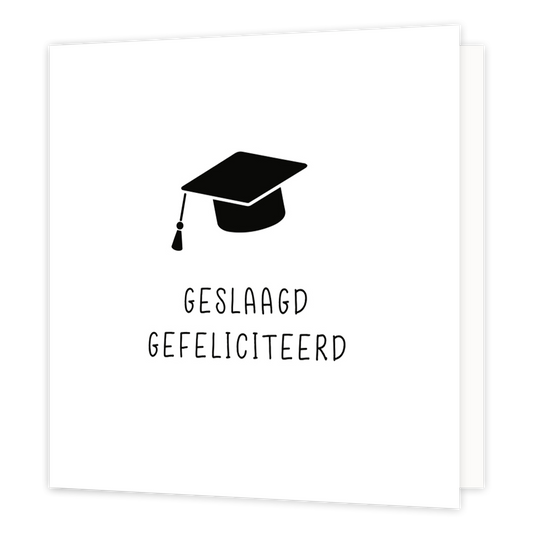 Mini bloemenkaartje - Geslaagd gefeliciteerd - Formaat: Klein - Vorm: Vierkant - Geslaagd kaart - Op deze wenskaart staat een afstudeerhoed met daaronder de tekst: "Geslaagd gefeliciteerd". - Snelwenskaart