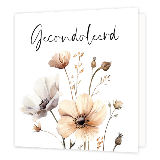 Mini bloemenkaartje - Gecondoleerd - Formaat: Klein - Vorm: Vierkant - Condoleance kaart - Op deze wenskaart staan bloemen in de kleuren grijs en beige met daarboven de tekst: "Gecondoleerd". - Snelwenskaart