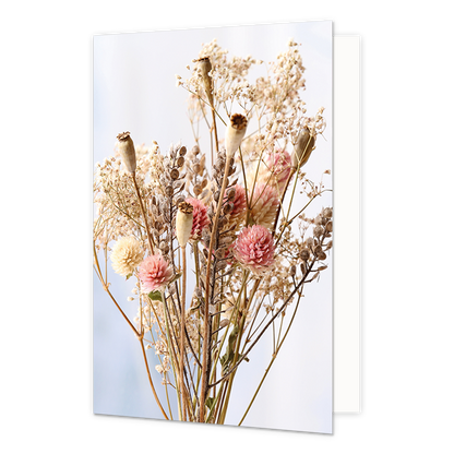 Droog bloemen - Formaat: Standaard - Vorm: Staand - Blanco kaart - Op deze wenskaart staat een boeket met droogbloemen in de kkleuren bruin, beige, wit en roze. - Snelwenskaart
