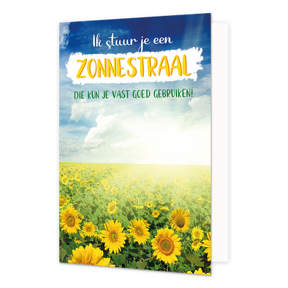 Ik stuur je een zonnestraal - Formaat: Standaard - Vorm: Staand - Denken aan kaart - Op deze wenskaart staat een zonnebloemenveld met daarboven de tekst: "Ik stuur je een zonnestraal. Die kun je vast goed gebruiken!". - Snelwenskaart