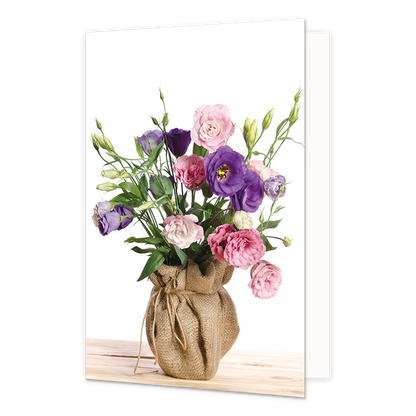 Bloemenboeket - Formaat: Standaard - Vorm: Staand - Blanco kaart - Op deze wenskaart staat een bloemenboeket in de kleuren paars, roze, wit en groen. - Snelwenskaart