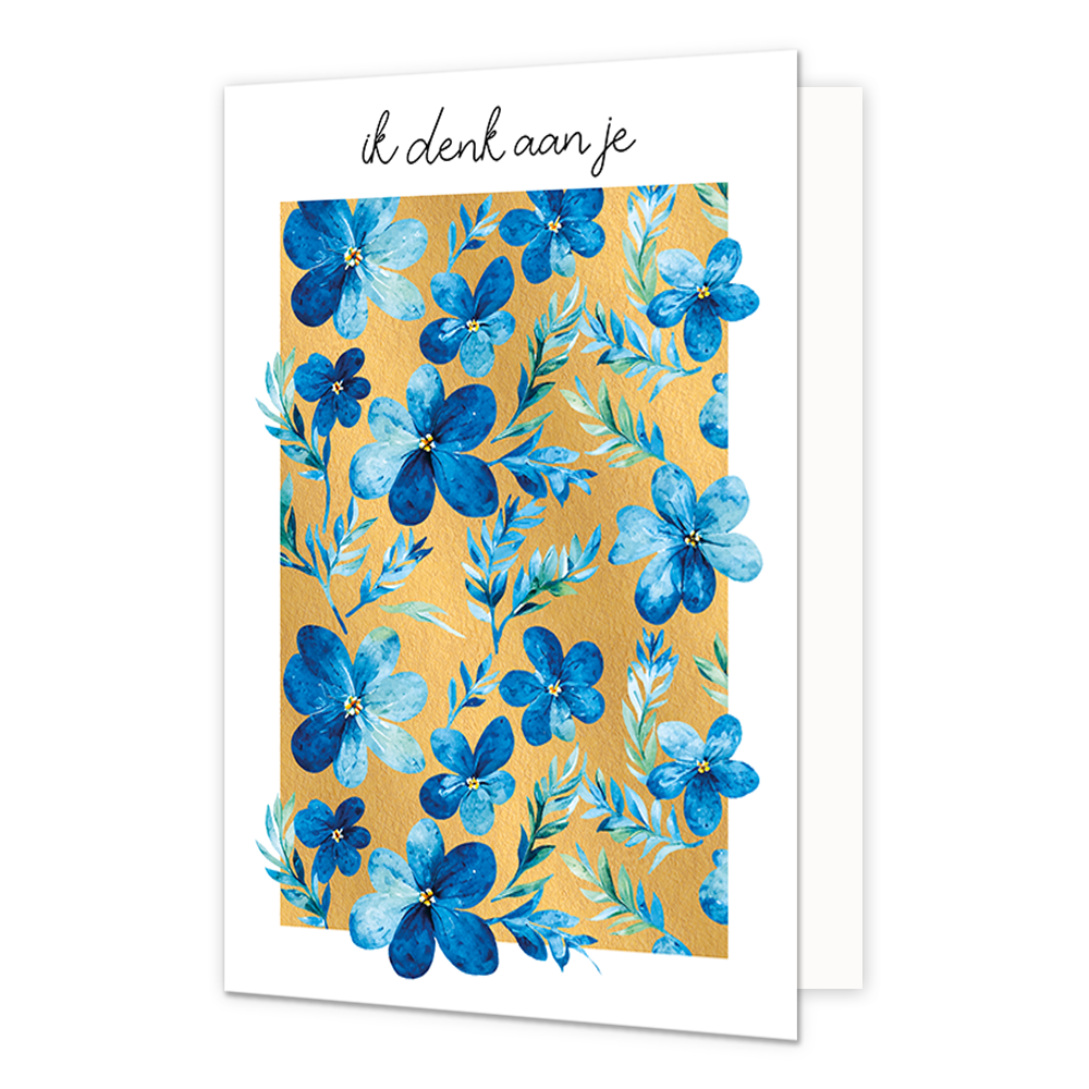Ik denk aan je - Formaat: Normaal - Vorm: Staand - Denken aan kaart - Op deze wenskaart staan blauwe bloemen en takjes, op een gouden achtergrond. Boven de illustratie staat de tekst: "Ik denk aan je". - Snelwenskaart