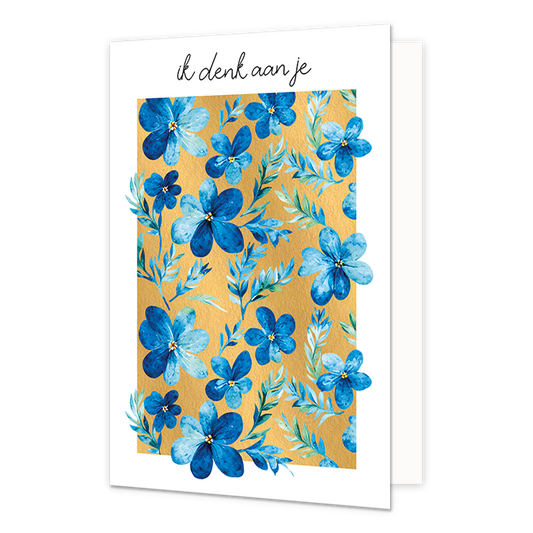 Ik denk aan je - Formaat: Normaal - Vorm: Staand - Denken aan kaart - Op deze wenskaart staan blauwe bloemen en takjes, op een gouden achtergrond. Boven de illustratie staat de tekst: "Ik denk aan je". - Snelwenskaart