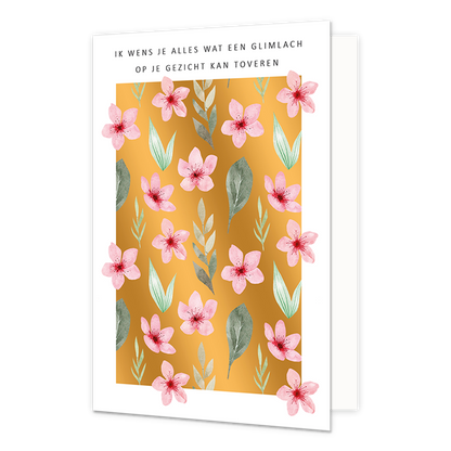 Glimlach op je gezicht kan toveren - Formaat: Standaard - Vorm: Staand - Denken aan kaart - Op deze wenskaart staan roze bloemen met groene blaadjes, op een gouden achtergrond. Boven de illustratie staat de tekst: "Ik wens je alles wat een glimlach op je gezicht kan toveren". - Snelwenskaart