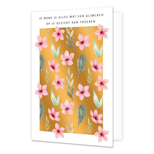 Glimlach op je gezicht kan toveren - Formaat: Normaal - Vorm: Staand - Denken aan kaart - Op deze wenskaart staan roze bloemen met groene blaadjes, op een gouden achtergrond. Boven de illustratie staat de tekst: "Ik wens je alles wat een glimlach op je gezicht kan toveren". - Snelwenskaart