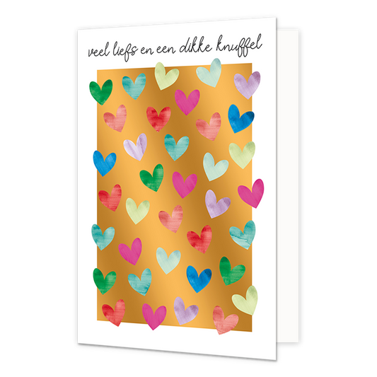 Veel liefs en een dikke knuffel - Formaat: Normaal - Vorm: Staand - Vriendschapskaart - Op deze wenskaart staan hartjes in de kleuren rood, paars, blauw, rood en blauw, op een gouden achtergrond. Boven de illustratie staat de tekst: "Veel liefs en een dikke knuffel". - Snelwenskaart