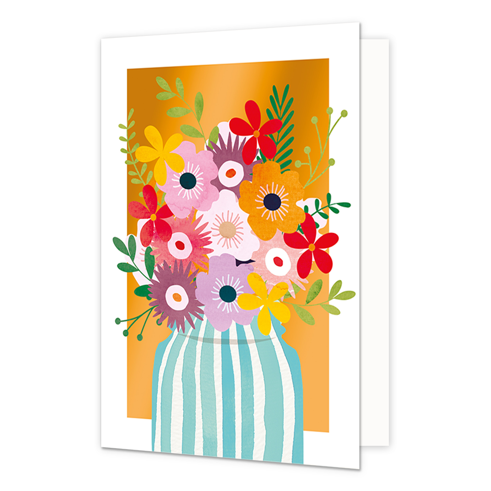 Bloemenvaas - Formaat: Standaard - Vorm: Staand - Blanco kaart - Op deze wenskaart staat een grote, kleurrijke bos bloemen afgebeeld in een blauw-wit gestreepte vaas, geplaatst tegen een oranje achtergrond. Het boeket bestaat uit diverse bloemen in onder andere de kleuren rood, geel, roze, oranje en paars, aangevuld met groene takjes en blaadjes. Er is geen tekst op de illustratie aanwezig. - Snelwenskaart
