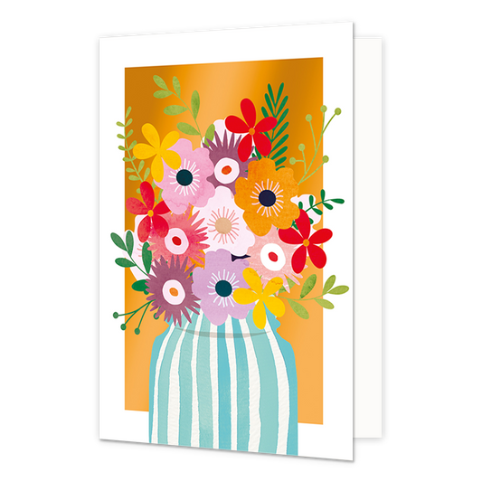 Bloemenvaas - Formaat: Standaard - Vorm: Staand - Blanco kaart - Op deze wenskaart staat een grote, kleurrijke bos bloemen afgebeeld in een blauw-wit gestreepte vaas, geplaatst tegen een oranje achtergrond. Het boeket bestaat uit diverse bloemen in onder andere de kleuren rood, geel, roze, oranje en paars, aangevuld met groene takjes en blaadjes. Er is geen tekst op de illustratie aanwezig. - Snelwenskaart