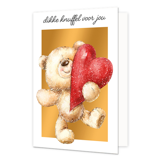 Dikke knuffel voor jou - Formaat: Standaard - Vorm: Staand - Vriendschapskaart - Op deze wenskaart staat een schattige teddybeer afgebeeld tegen een gouden achtergrond, die een groot rood hart vasthoudt en ermee knuffelt. De beer is getekend in een zachte, aquarelachtige stijl met witte glinstertjes eromheen. Bovenaan de afbeelding staat in cursieve, zwarte letters de tekst dikke knuffel voor jou. - Snelwenskaart
