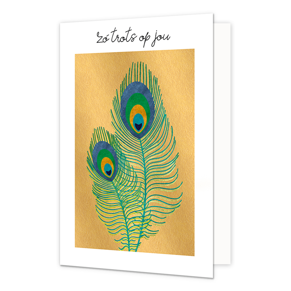 Zo trots op jou - Formaat: Normaal - Vorm: Staand - Complimentenkaart - Op deze wenskaart staan twee pauwenveren, op een gouden achtergrond. Boven de illustratie staat de tekst: "Zó trots op jou". - Snelwenskaart