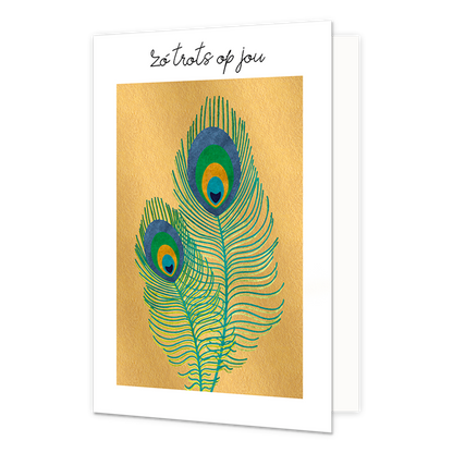 Zo trots op jou - Formaat: Normaal - Vorm: Staand - Complimentenkaart - Op deze wenskaart staan twee pauwenveren, op een gouden achtergrond. Boven de illustratie staat de tekst: "Zó trots op jou". - Snelwenskaart
