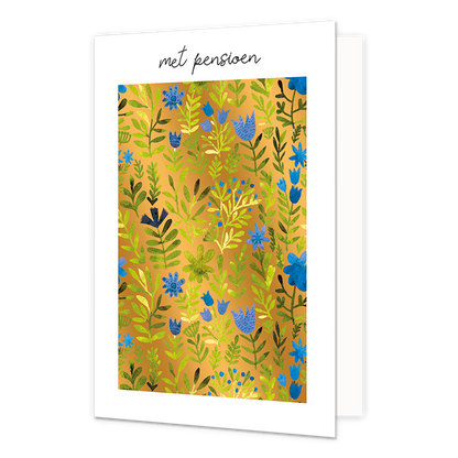 Met pensioen - Formaat: Normaal - Vorm: Staand - Pensioenkaart - Op deze wenskaart staan groene takken en blaadjes met blauwe bloemen, op een gouden achtergrond. Boven de illustratie staat de tekst: "Met pensioen". - Snelwenskaart