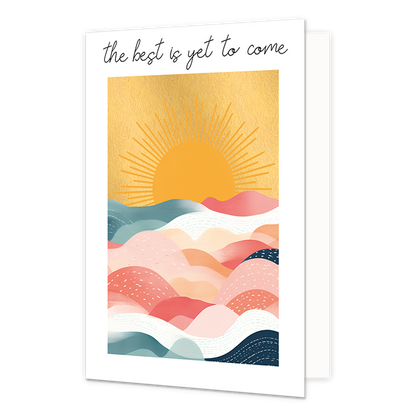 The best is yet to come - Formaat: Normaal - Vorm: Staand - Succes kaart - Op deze wenskaart staat een opkomende zon bij een zee in de kleuren roze, beige, geel, wit en blauw. Boven de illustratie staat de tekst: "The best is yet to come". - Snelwenskaart