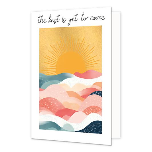 The best is yet to come - Formaat: Normaal - Vorm: Staand - Succes kaart - Op deze wenskaart staat een opkomende zon bij een zee in de kleuren roze, beige, geel, wit en blauw. Boven de illustratie staat de tekst: "The best is yet to come". - Snelwenskaart