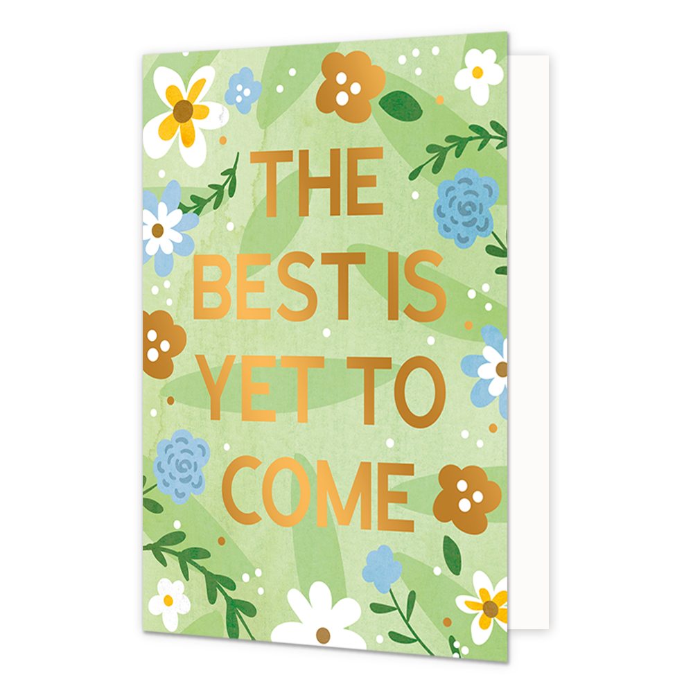 The best is yet to come - Formaat: Normaal - Vorm: Staand - Succes kaart - Op deze wenskaart staan bloemen in de kleuren wit, blauw, geel en goud, op een groene achtergrond. in het midden staat de gouden tekst: "The best is yet to come". - Snelwenskaart