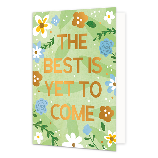 The best is yet to come - Formaat: Normaal - Vorm: Staand - Succes kaart - Op deze wenskaart staan bloemen in de kleuren wit, blauw, geel en goud, op een groene achtergrond. in het midden staat de gouden tekst: "The best is yet to come". - Snelwenskaart