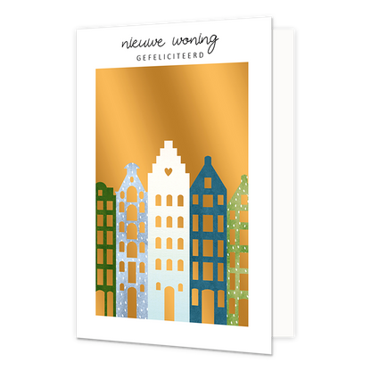 Nieuwe woning gefeliciteerd - Formaat: Normaal - Vorm: Staand - Woningkaart - Op deze wenskaart staan huizen in de kleuren wit, blauw en groen, op een gouden achtergrond. Boven de illustratie staat de tekst: "Nieuwe woning gefeliciteerd". - Snelwenskaart