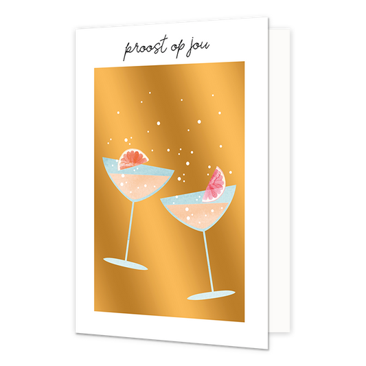 Proost op jou - Formaat: Normaal - Vorm: Staand - Proost kaart - Op deze wenskaart staan ronde champagneglazen met sinaasappelstukjes, op een gouden achtergrond. Boven de illustratie staat de tekst: "Proost op jou". - Snelwenskaart