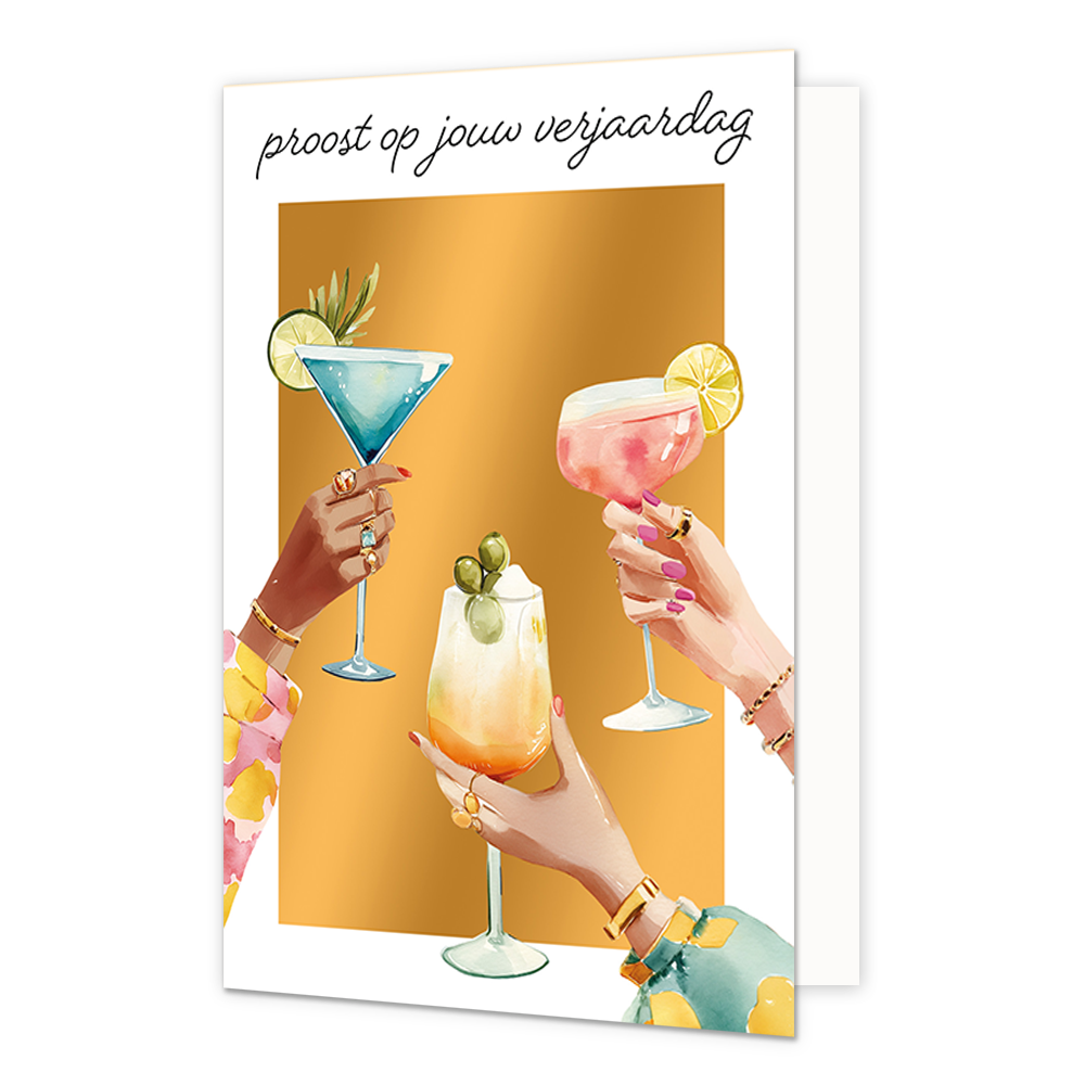 Proost op jouw verjaardag - Formaat: Standaard - Vorm: Staand - Verjaardagskaart - Op deze wenskaart staan drie handen afgebeeld tegen een goudkleurige achtergrond die elk een cocktailglas vasthouden om te proosten, versierd met garnituren zoals limoen, citroen en olijven. Bovenaan de afbeelding is in sierlijke, zwarte letters de tekst proost op jouw verjaardag te lezen. - Snelwenskaart
