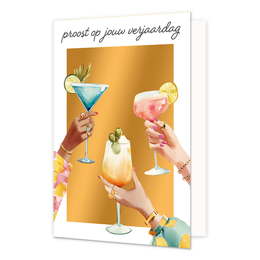 Proost op jouw verjaardag - Formaat: Standaard - Vorm: Staand - Verjaardagskaart - Op deze wenskaart staan drie handen afgebeeld tegen een goudkleurige achtergrond die elk een cocktailglas vasthouden om te proosten, versierd met garnituren zoals limoen, citroen en olijven. Bovenaan de afbeelding is in sierlijke, zwarte letters de tekst proost op jouw verjaardag te lezen. - Snelwenskaart
