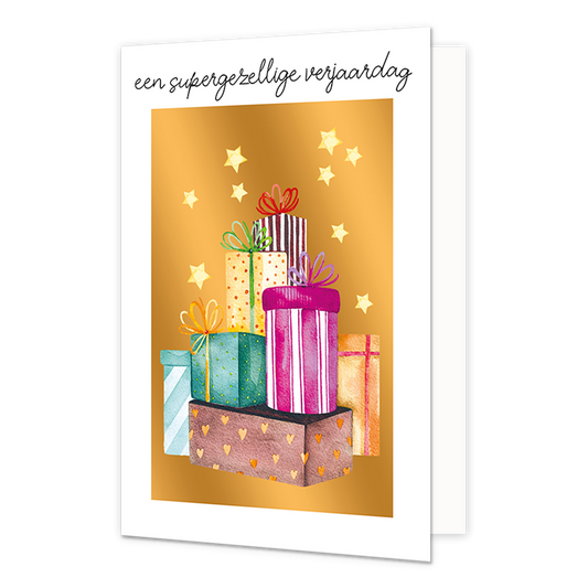 Een supergezellige verjaardag - Formaat: Normaal - Vorm: Staand - Verjaardagskaart - Op deze wenskaart staan cadeaus in de kleuren roze, groen, geel, paars en goud, op een gouden achtergrond. Boven de illustratie staat de tekst: "Een supergezellige verjaardag". - Snelwenskaart
