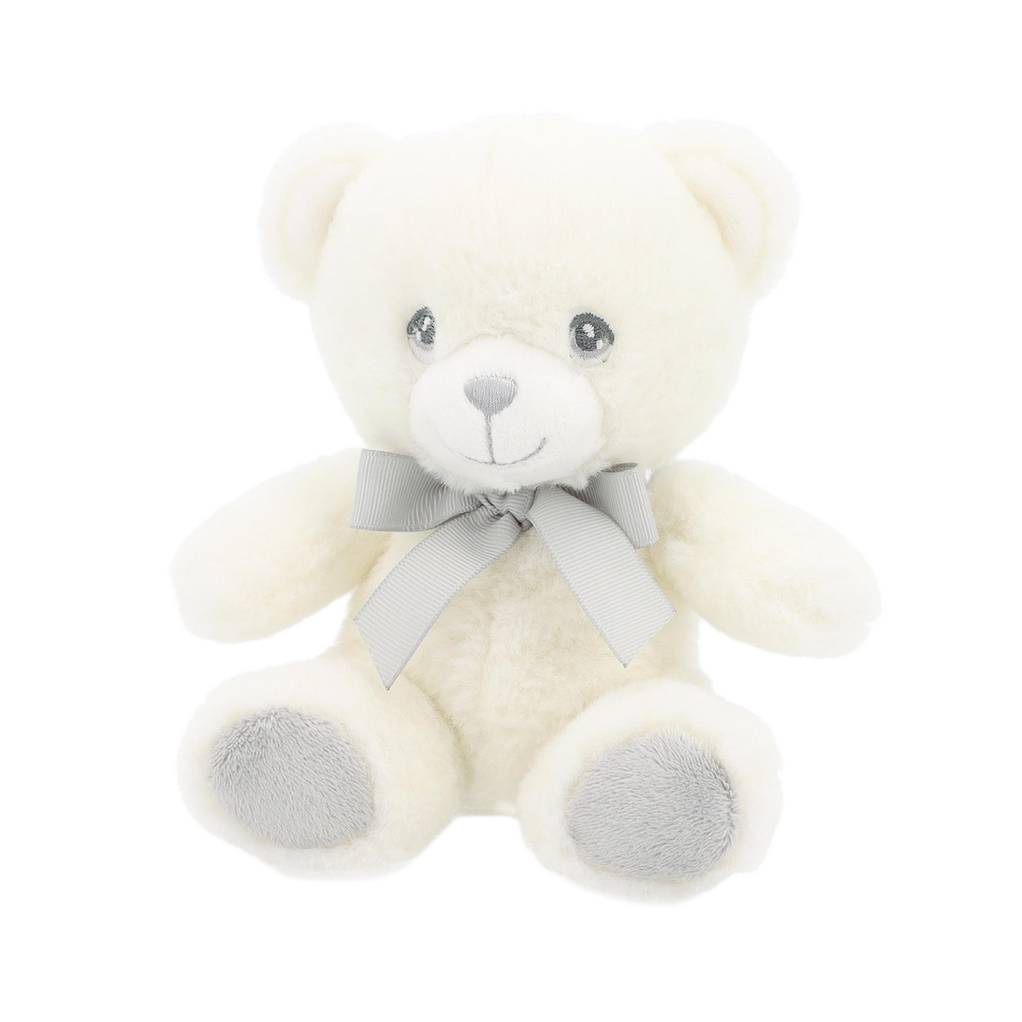 Baby knuffel beertje - Deze zittende knuffel beer is uitgevoerd in een gebroken witte kleur. Het gezicht heeft grijze ogen en een grijze neus, en een subtiel geborduurd lachend mondje. Rond de nek zit een lichtgrijze strik. De onderkant van de voeten hebben ook een grijze kleur. - Snelwenskaart