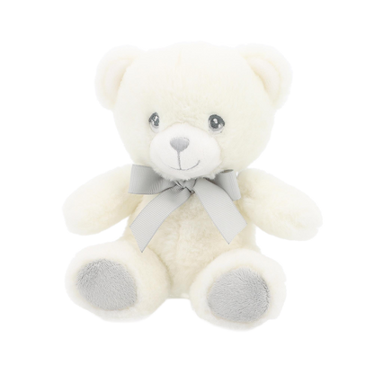 Baby knuffel beertje - Deze zittende knuffel beer is uitgevoerd in een gebroken witte kleur. Het gezicht heeft grijze ogen en een grijze neus, en een subtiel geborduurd lachend mondje. Rond de nek zit een lichtgrijze strik. De onderkant van de voeten hebben ook een grijze kleur. - Snelwenskaart