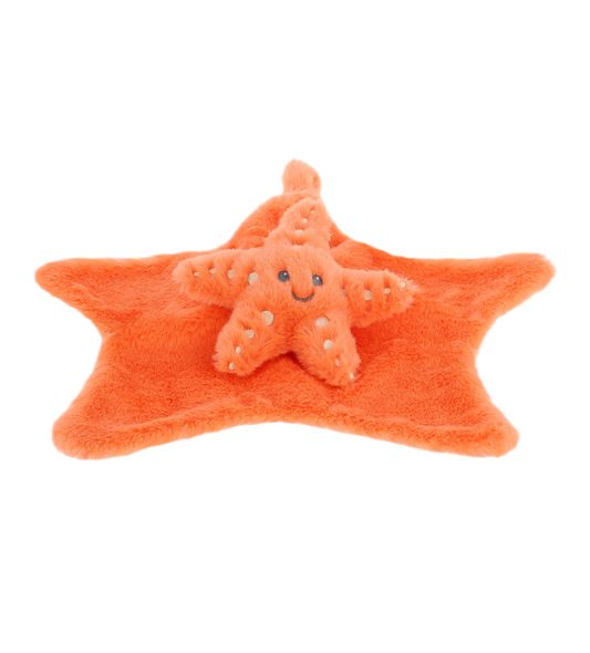 Baby knuffeldoekje zeester - Deze knuffeldoek heeft een platte, stervormige basis in een helderoranje kleur. In het midden is een kleine, opgestikte zeester bevestigd. Deze zeester heeft twee donkergrijze, geborduurde kraalogen, een subtiel geborduurd glimlachend mondje en is voorzien van lichtere, crèmekleurige stippen op de armen. - Snelwenskaart