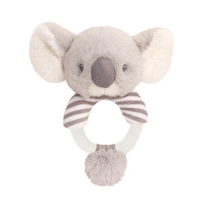 Baby rammelaar koala - Deze knuffel rammelaar heeft een ronde ringvorm in de kleuren wit en grijs. De ring is gedeeltelijk voorzien van grijze en witte strepen. Bovenop de ring is het hoofd van een koala bevestigd. Dit koalahoofd is grijs met grote oren waarvan de binnenkant crème is, en is voorzien van donkere kraalogen en een grote, donkergrijze neus. Aan de onderkant van de ring bevindt zich een klein pluizig bolletje. - Snelwenskaart