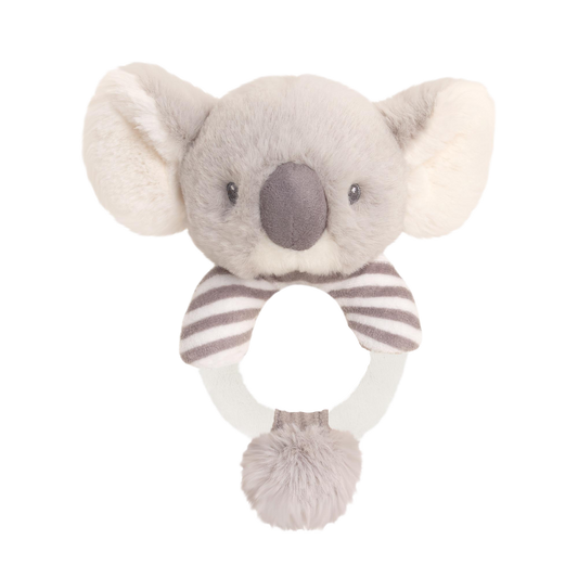 Baby rammelaar koala - Deze knuffel rammelaar heeft een ronde ringvorm in de kleuren wit en grijs. De ring is gedeeltelijk voorzien van grijze en witte strepen. Bovenop de ring is het hoofd van een koala bevestigd. Dit koalahoofd is grijs met grote oren waarvan de binnenkant crème is, en is voorzien van donkere kraalogen en een grote, donkergrijze neus. Aan de onderkant van de ring bevindt zich een klein pluizig bolletje. - Snelwenskaart