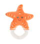 Baby rammelaar zeester - Deze knuffel rammelaar heeft een ronde ringvorm in een crèmekleur. De ring is gedeeltelijk voorzien van oranje en witte strepen. Bovenop de ring is het figuur van een zeester bevestigd. Deze helderoranje zeester is voorzien van donkergrijze, geborduurde kraalogen, een subtiel geborduurd glimlachend mondje en lichtere, crèmekleurige stippen op de armen. - Snelwenskaart