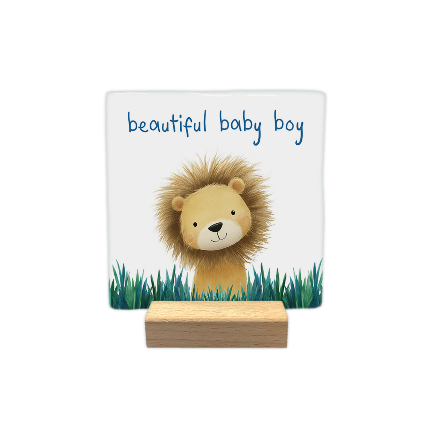 Beautiful baby boy - Decoratie tegel - Formaat: - Op deze decoratie tegel staat een illustratie van een schattig leeuwtje met warrige manen dat boven groen gras uitkijkt tegen een witte achtergrond. Het leeuwtje kijkt vriendelijk naar voren en heeft zachte gelaatstrekken. Bovenaan de illustratie staat in een blauw lettertype de tekst "beautiful baby boy" geschreven. - Snelwenskaart