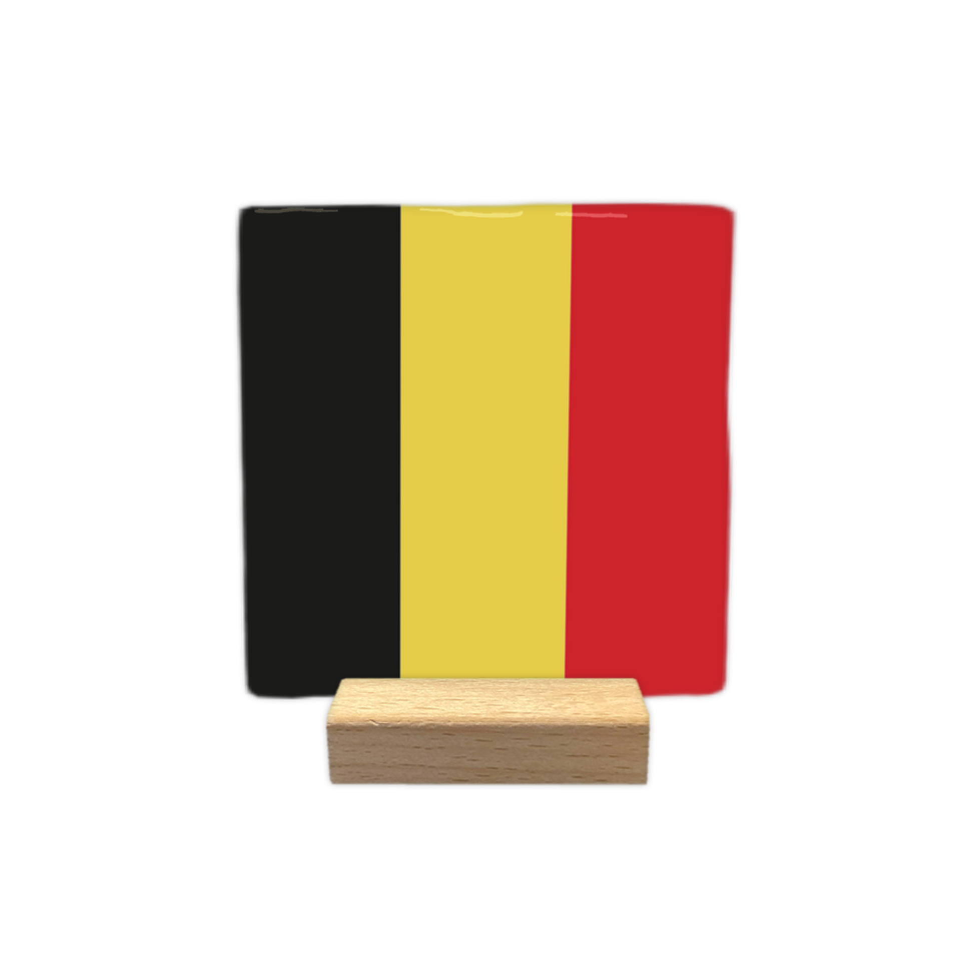 België - Decoratie tegel - Formaat: - Op deze decoratie tegel staat een verticale driekleur afgebeeld. Het ontwerp bestaat uit drie banen in de kleuren zwart, geel en rood van links naar rechts. Deze kleuren komen overeen met de vlag van België. - Snelwenskaart