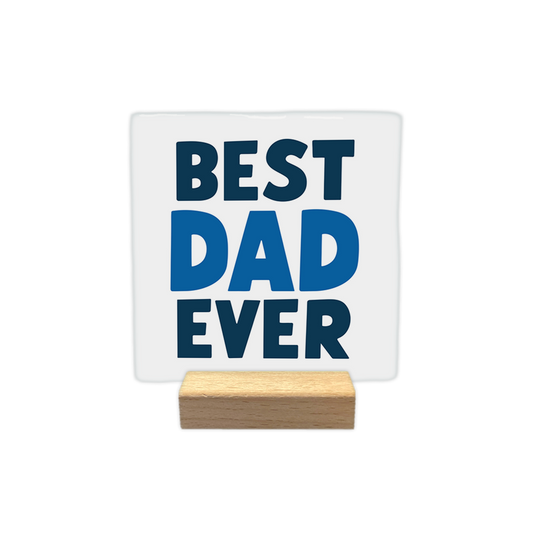 Best dad ever - Decoratie tegel - Formaat: - Op deze decoratie tegel staat de tekst "BEST DAD EVER" in drie regels weergegeven. De woorden "BEST" en "EVER" zijn uitgevoerd in een donkerblauwe kleur, terwijl het woord "DAD" in het midden in een lichtere blauwe kleur staat. De letters zijn vetgedrukt en in hoofdletters weergegeven op een witte achtergrond. - Snelwenskaart