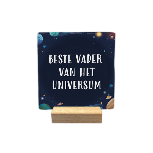 Beste vader van het universum - Decoratie tegel - Formaat: - Op deze decoratie tegel staat centraal de witte tekst "BESTE VADER VAN HET UNIVERSUM" afgebeeld. De achtergrond toont een uitgestrekt heelal met diverse planeten, sterren en sterrenstof in kleurrijke tinten. De compositie creëert een ruimtelijk effect waarbij de tekst duidelijk naar voren komt. - Snelwenskaart