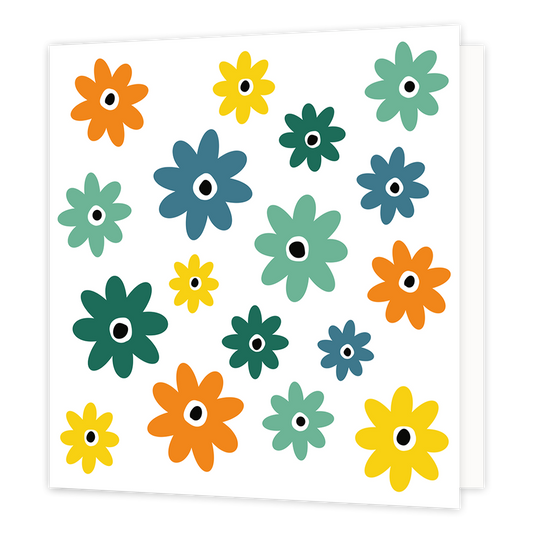 Op deze wenskaart staat een speelse verzameling van gestileerde bloemen die gelijkmatig zijn verspreid over een witte achtergrond. De bloemen zijn getekend in diverse kleuren zoals geel, oranje, blauw en verschillende tinten groen. Elke bloem heeft een eenvoudig ontwerp met meerdere blaadjes en een opvallend zwart-wit hart dat doet denken aan een oogje.