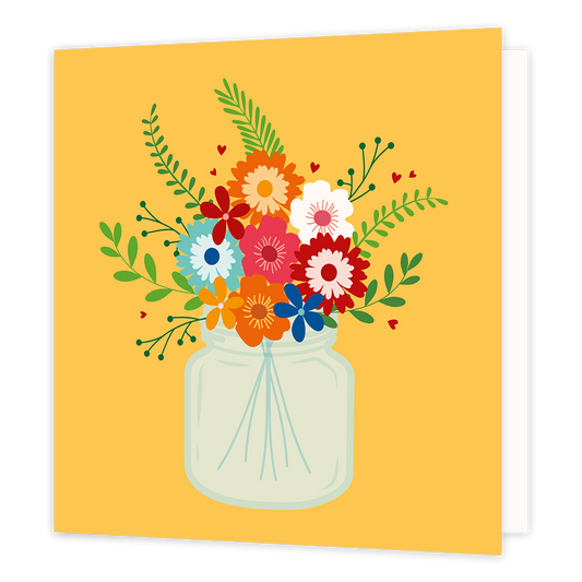 Op deze wenskaart staat een vrolijk boeket met kleurrijke, gestileerde bloemen in een glazen pot tegen een effen gele achtergrond. Het boeket bevat bloemen in diverse tinten zoals rood, oranje, blauw en wit, aangevuld met verschillende groene takjes en bladeren. Subtiele rode hartjes zijn verspreid tussen de bloemen en takjes getekend, wat een liefdevol detail toevoegt aan de illustratie.