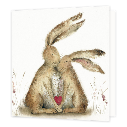Op deze wenskaart staat een liefdevolle illustratie van twee hazen die teder met hun koppen tegen elkaar aan leunen tegen een witte achtergrond. Tussen hun voorpoten houden ze gezamenlijk een klein, rood hartje vast, wat het centrale symbool van affectie vormt. De hazen zijn getekend in een zachte, pluizige stijl met lange oren en fijne details in hun bruine vacht.