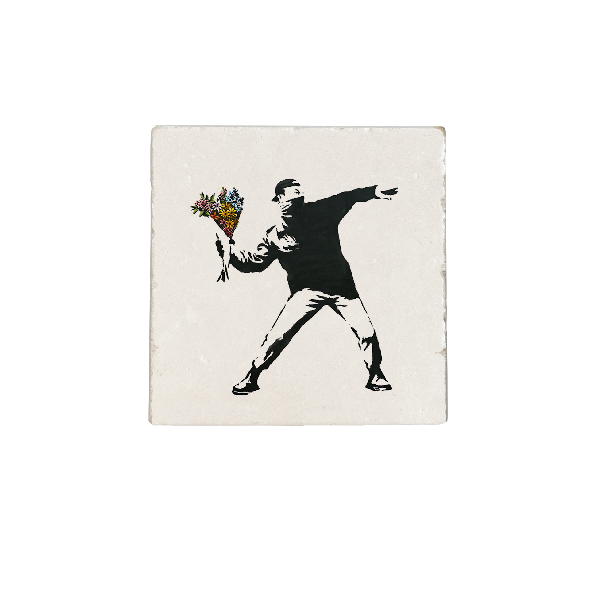 Bloemen voor vrede - Decoratie tegel - Formaat: - Op deze decoratie tegel staat een zwart silhouet afgebeeld van een persoon in opstandige houding. De persoon draagt een pet en een bandana die het gezicht bedekt, en heeft een wijde broek en laarzen aan. In de opgeheven linkerhand houdt de persoon een kleurrijk boeket bloemen vast, dat contrasteert met de verder monochrome afbeelding. - Snelwenskaart