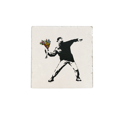 Bloemen voor vrede - Decoratie tegel - Formaat: - Op deze decoratie tegel staat een zwart silhouet afgebeeld van een persoon in opstandige houding. De persoon draagt een pet en een bandana die het gezicht bedekt, en heeft een wijde broek en laarzen aan. In de opgeheven linkerhand houdt de persoon een kleurrijk boeket bloemen vast, dat contrasteert met de verder monochrome afbeelding. - Snelwenskaart