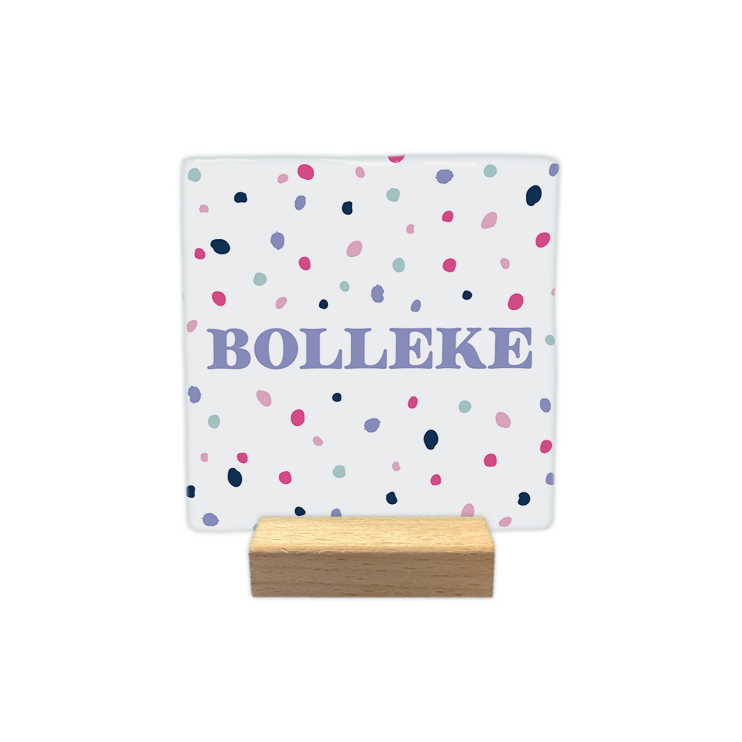 Bolleke - Decoratie tegel - Formaat: - Op deze decoratie tegel staat het woord "bolleke" centraal afgebeeld in lila letters. De achtergrond van de tegel is wit en is versierd met een patroon van kleine, gekleurde stippen in de kleuren roze, donkerblauw, lila en lichtblauw. - Snelwenskaart